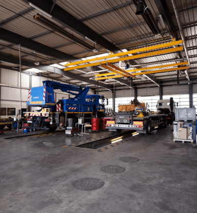 Garage réparant des camions