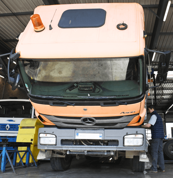 Photo d'un camion dans un garage