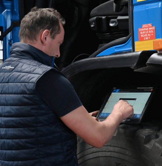 Photo d'un homme effectuant l'entretien d'un camion